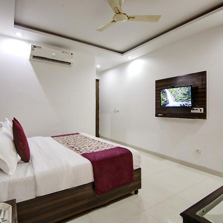 Hotel Devrana Delhi Airport Нью-Делі Екстер'єр фото